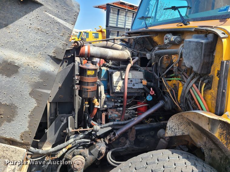 image for item DH5946 2000 International 4900  dump truck