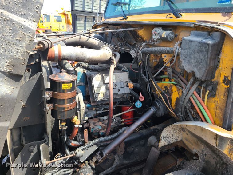 image for item DH5946 2000 International 4900  dump truck