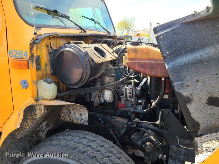 image for item DH5946 2000 International 4900  dump truck