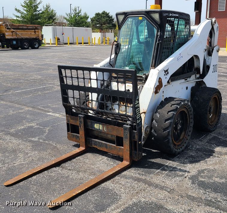 image for item DH5951 2002 Bobcat S300  skid steer loader