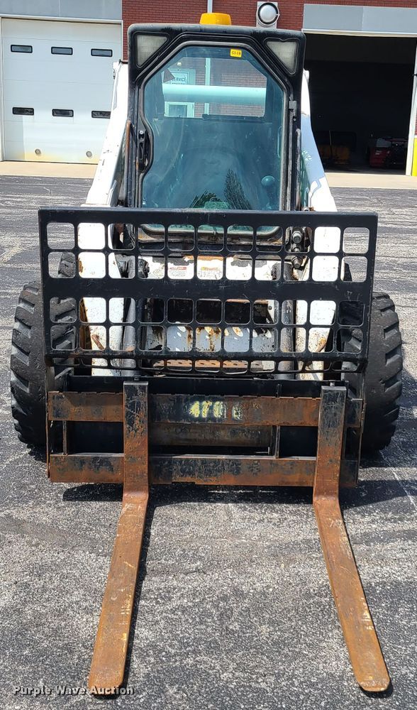 image for item DH5951 2002 Bobcat S300  skid steer loader