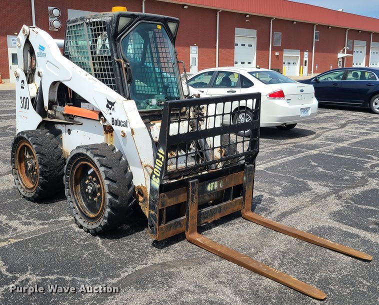 image for item DH5951 2002 Bobcat S300  skid steer loader