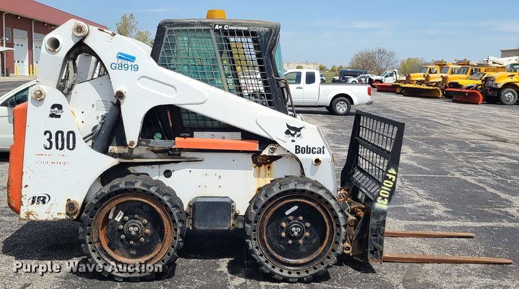 image for item DH5951 2002 Bobcat S300  skid steer loader