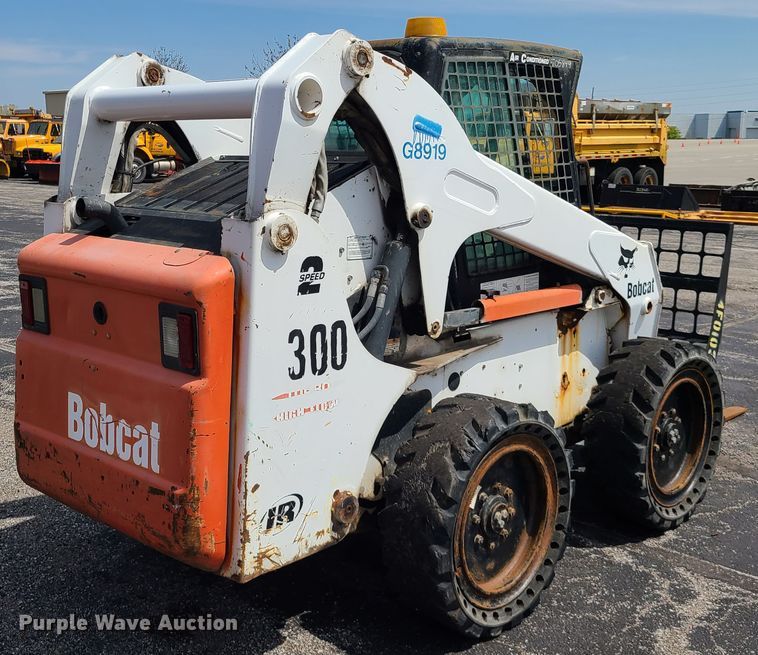 image for item DH5951 2002 Bobcat S300  skid steer loader