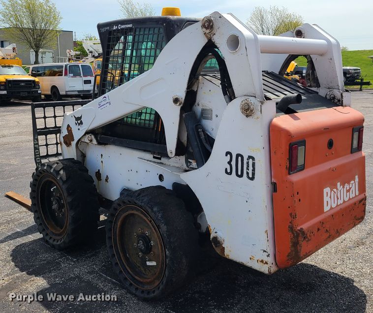 image for item DH5951 2002 Bobcat S300  skid steer loader