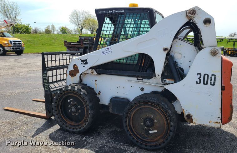 image for item DH5951 2002 Bobcat S300  skid steer loader