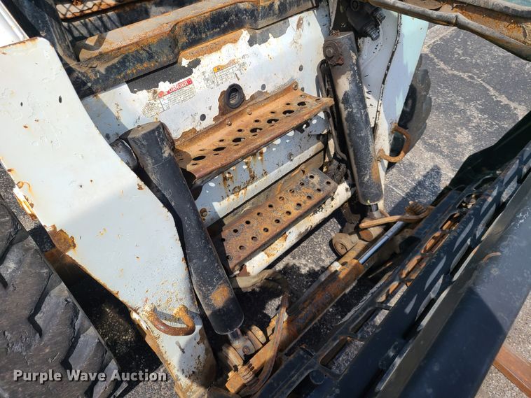 image for item DH5951 2002 Bobcat S300  skid steer loader