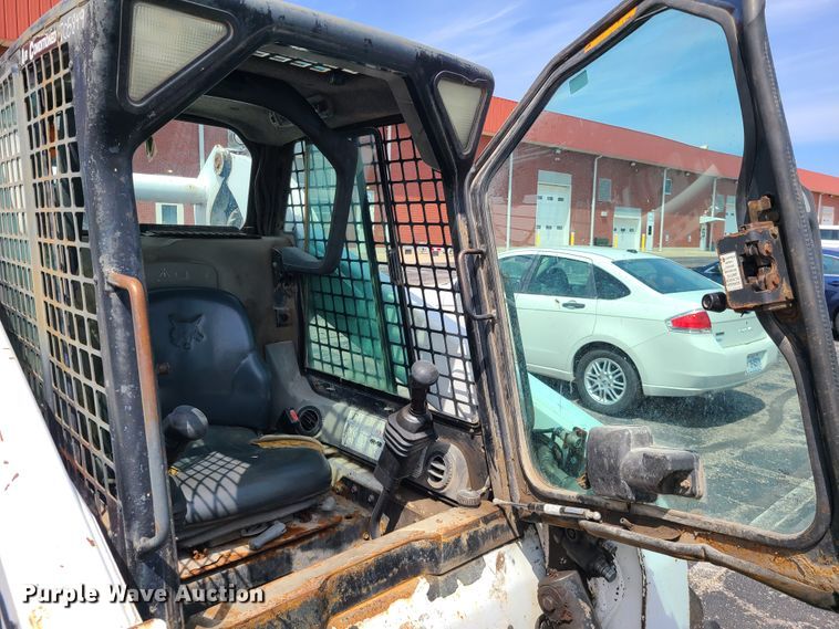 image for item DH5951 2002 Bobcat S300  skid steer loader