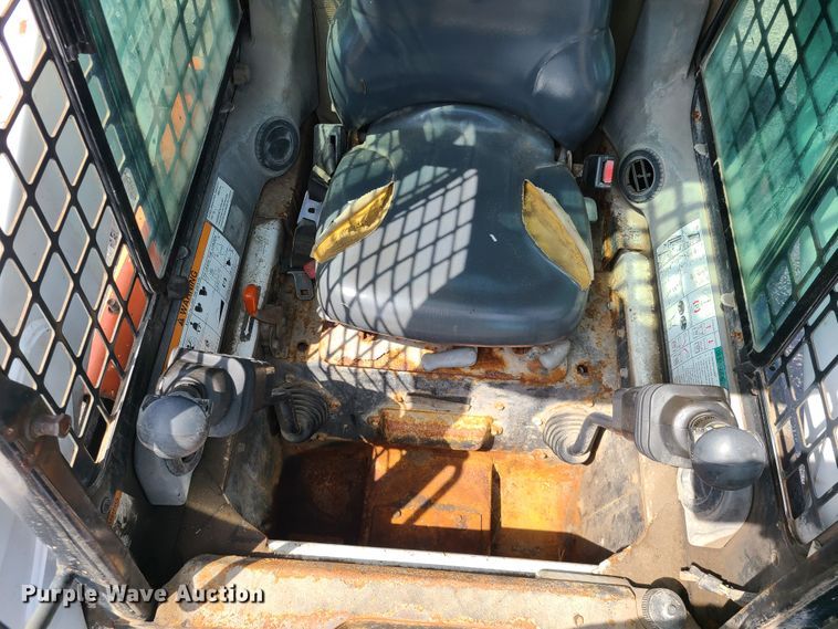 image for item DH5951 2002 Bobcat S300  skid steer loader