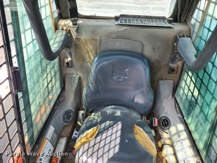 image for item DH5951 2002 Bobcat S300  skid steer loader