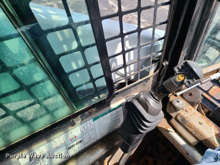 image for item DH5951 2002 Bobcat S300  skid steer loader