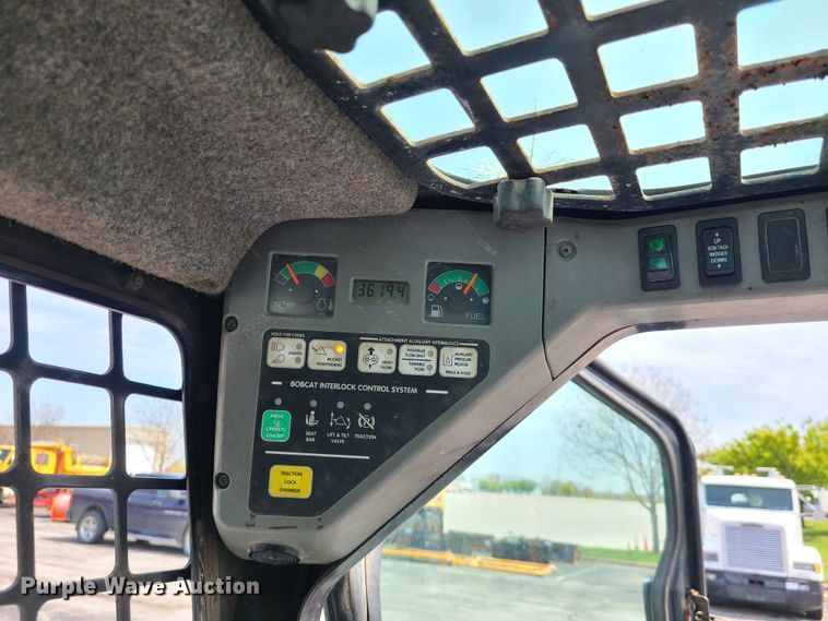 image for item DH5951 2002 Bobcat S300  skid steer loader