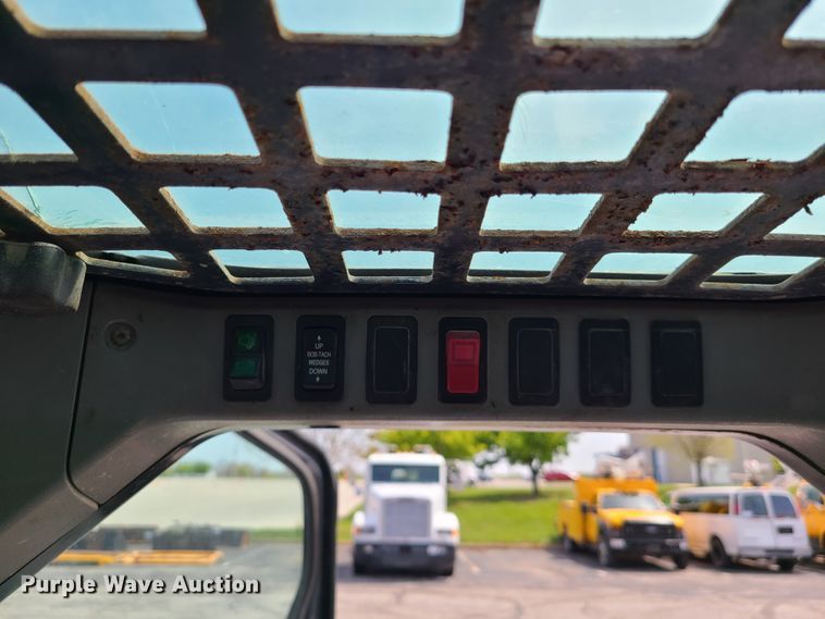 image for item DH5951 2002 Bobcat S300  skid steer loader