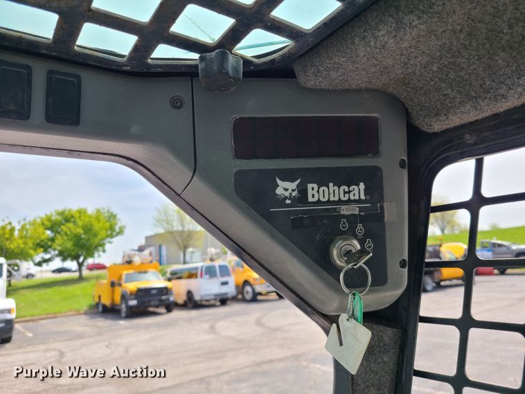 image for item DH5951 2002 Bobcat S300  skid steer loader