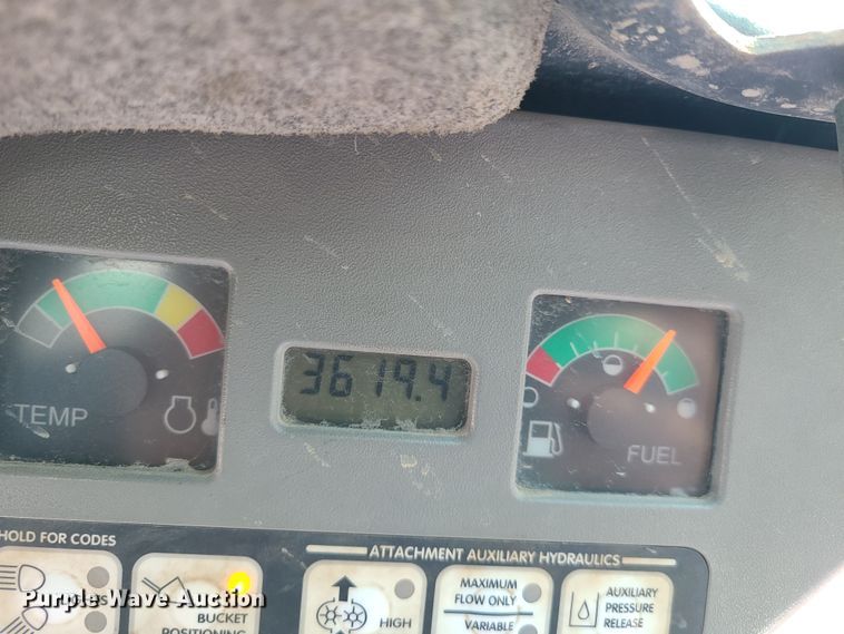 image for item DH5951 2002 Bobcat S300  skid steer loader