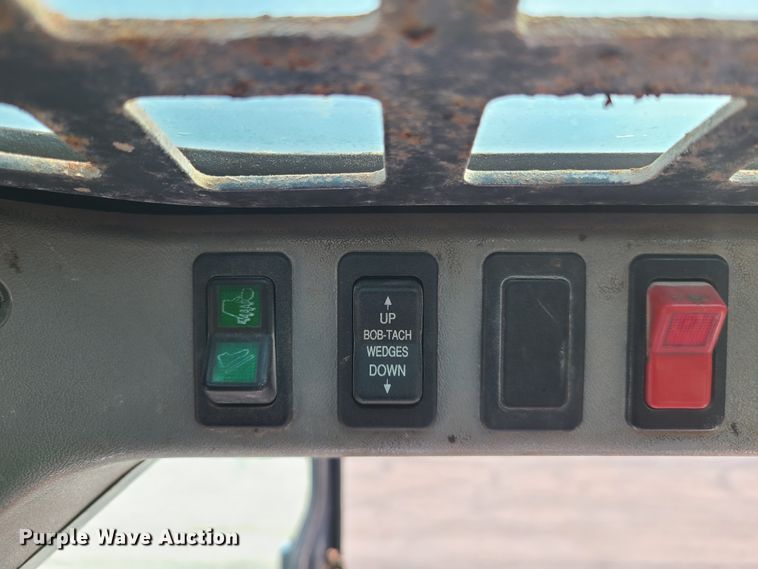 image for item DH5951 2002 Bobcat S300  skid steer loader