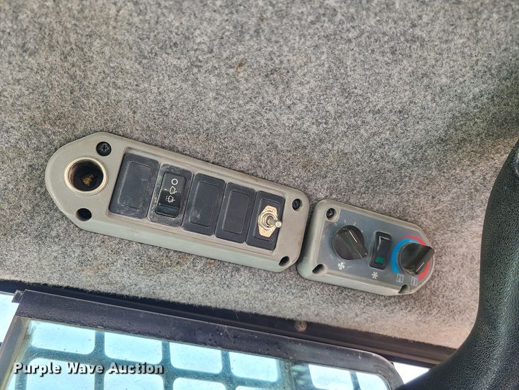 image for item DH5951 2002 Bobcat S300  skid steer loader