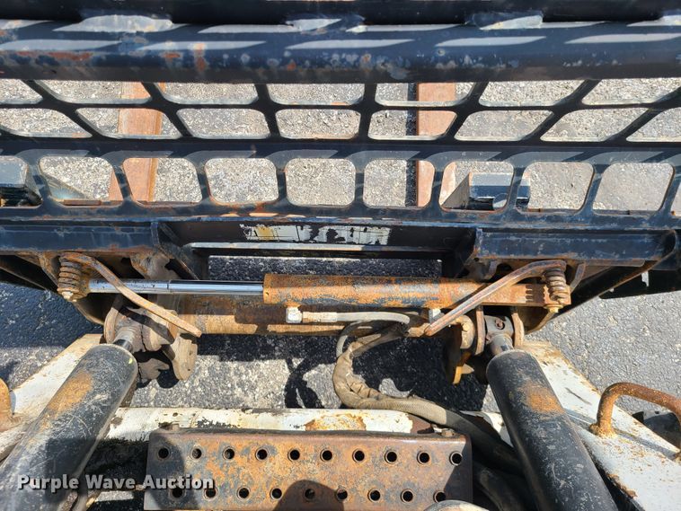 image for item DH5951 2002 Bobcat S300  skid steer loader