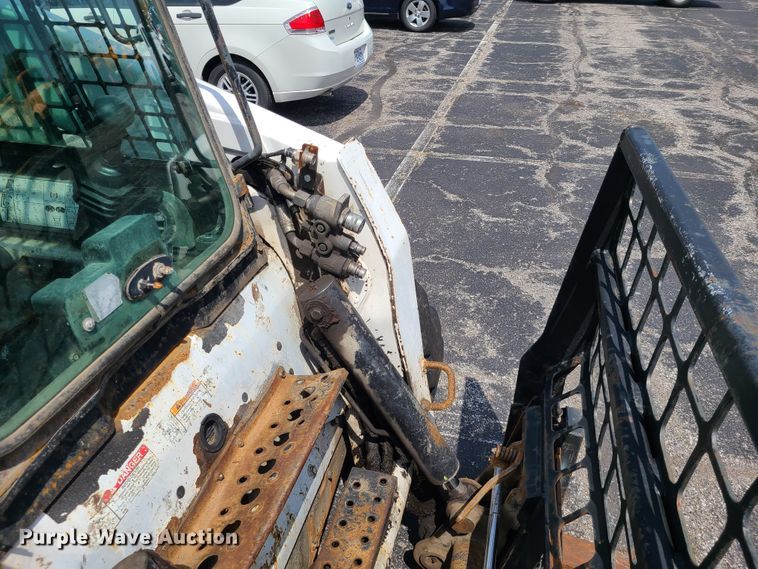 image for item DH5951 2002 Bobcat S300  skid steer loader