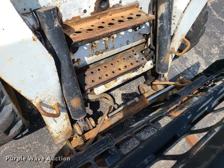 image for item DH5951 2002 Bobcat S300  skid steer loader