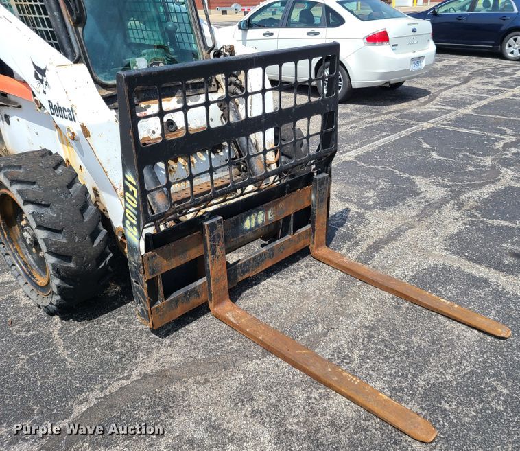 image for item DH5951 2002 Bobcat S300  skid steer loader