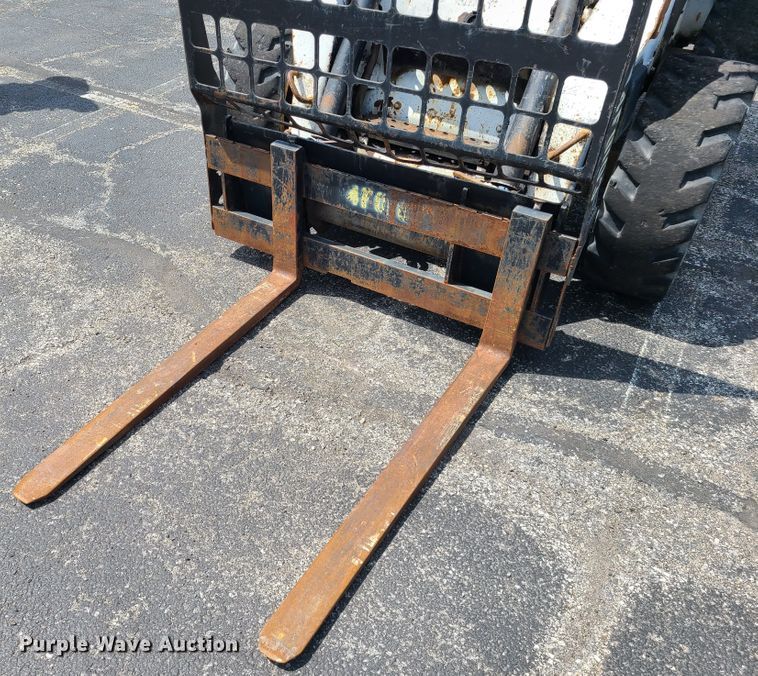 image for item DH5951 2002 Bobcat S300  skid steer loader