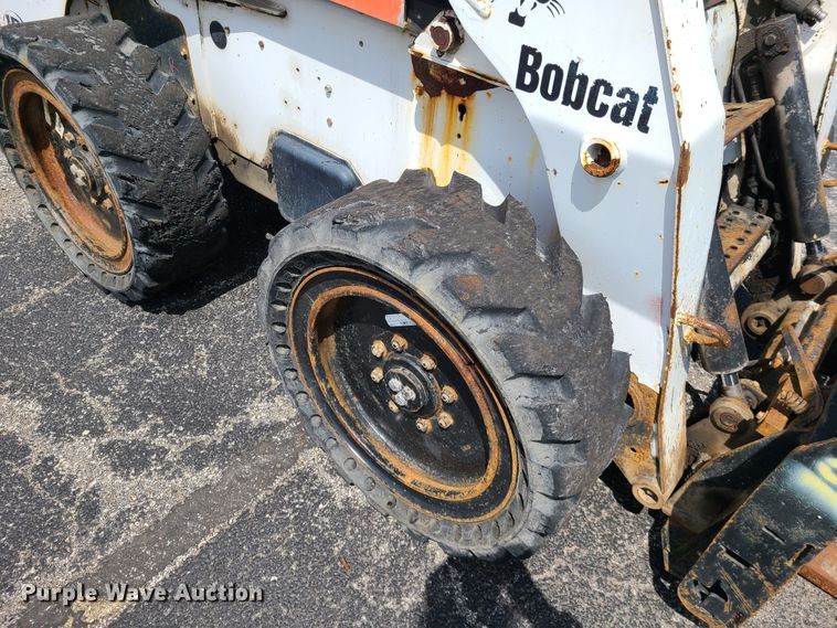 image for item DH5951 2002 Bobcat S300  skid steer loader
