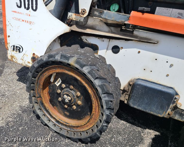 image for item DH5951 2002 Bobcat S300  skid steer loader