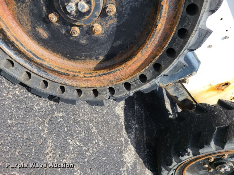 image for item DH5951 2002 Bobcat S300  skid steer loader