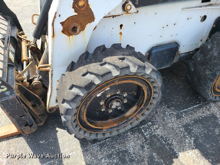 image for item DH5951 2002 Bobcat S300  skid steer loader