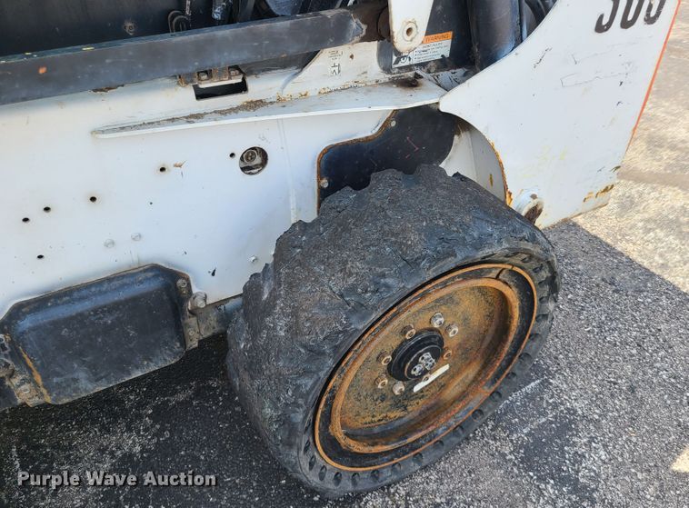 image for item DH5951 2002 Bobcat S300  skid steer loader