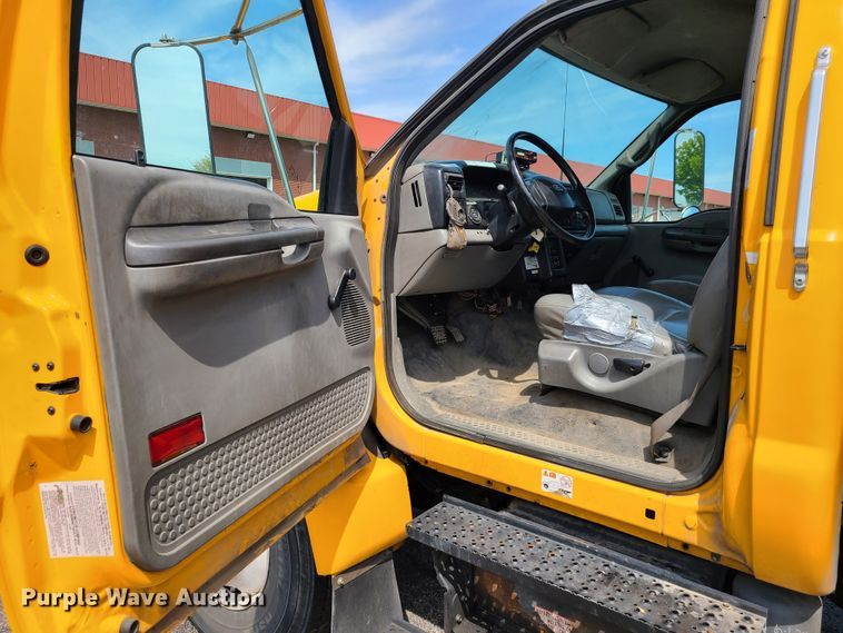 image for item DH5956 2006 Ford F750 Super Duty  bucket truck