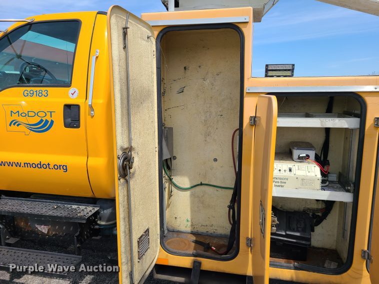 image for item DH5956 2006 Ford F750 Super Duty  bucket truck
