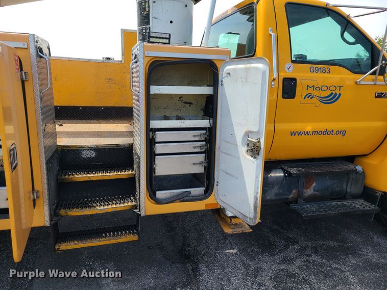 image for item DH5956 2006 Ford F750 Super Duty  bucket truck