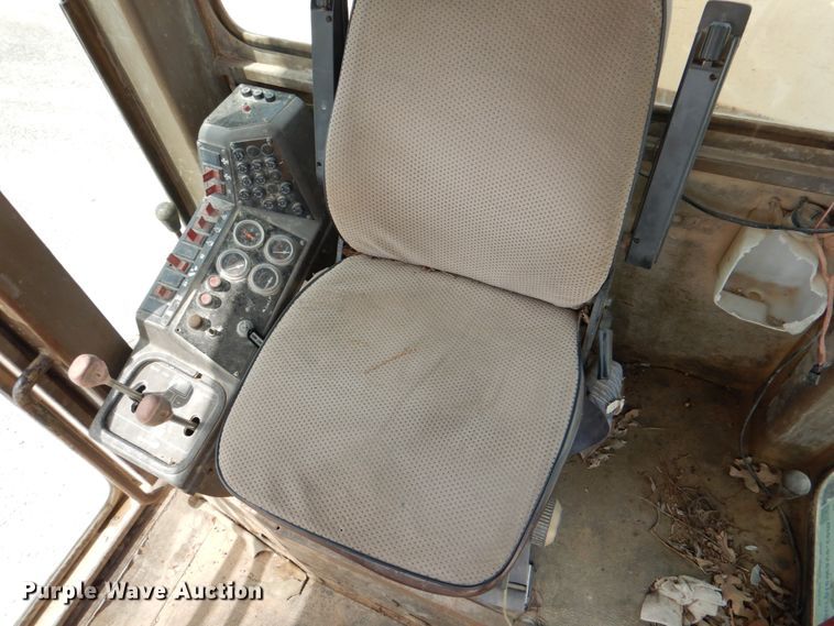 image for item DJ0446 1998 Champion 720A  motor grader