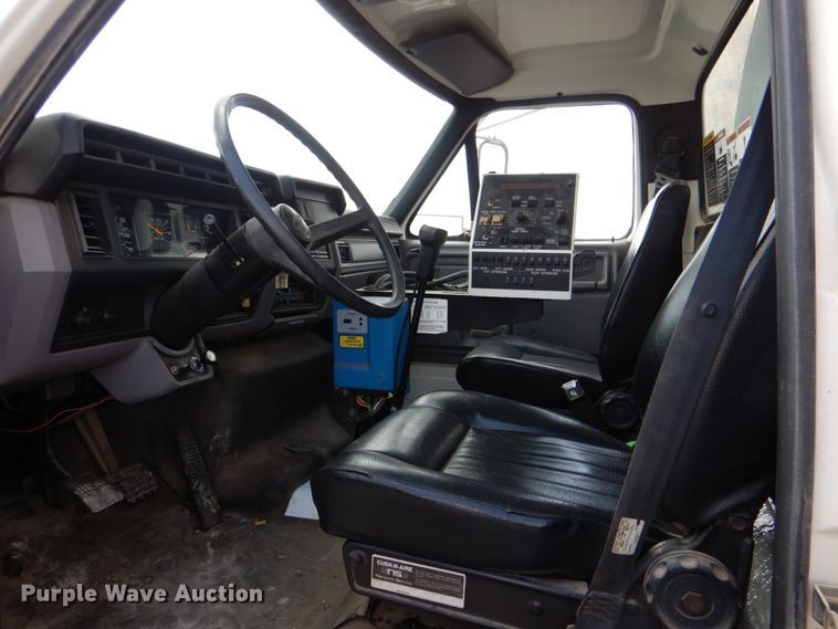 image for item DJ0448 1998 Ford F800  oil distributor truck