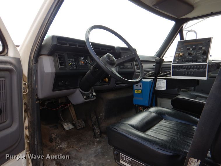 image for item DJ0448 1998 Ford F800  oil distributor truck