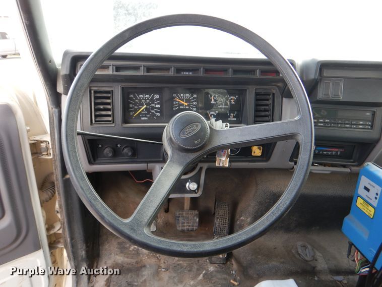 image for item DJ0448 1998 Ford F800  oil distributor truck