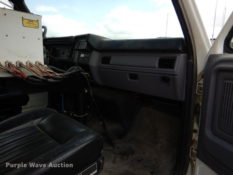 image for item DJ0448 1998 Ford F800  oil distributor truck