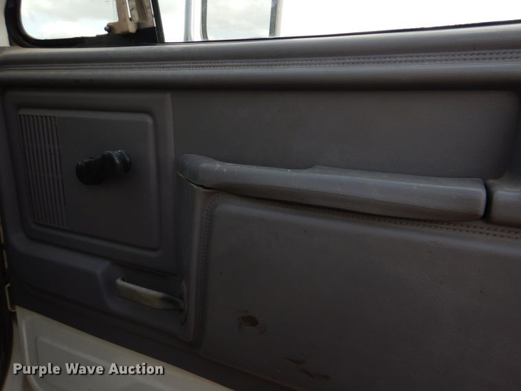 image for item DJ0448 1998 Ford F800  oil distributor truck