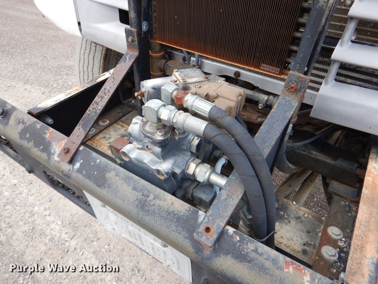 image for item DJ0448 1998 Ford F800  oil distributor truck