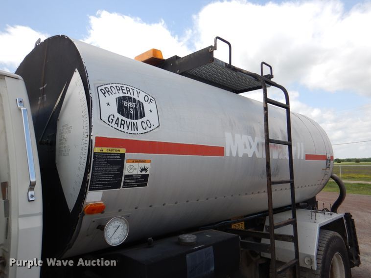 image for item DJ0448 1998 Ford F800  oil distributor truck