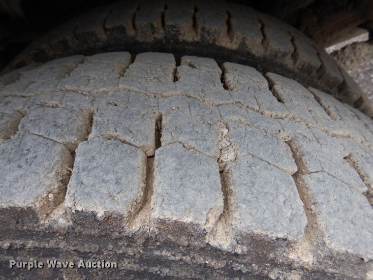 image for item DJ0448 1998 Ford F800  oil distributor truck