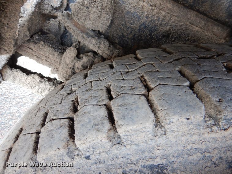 image for item DJ0448 1998 Ford F800  oil distributor truck