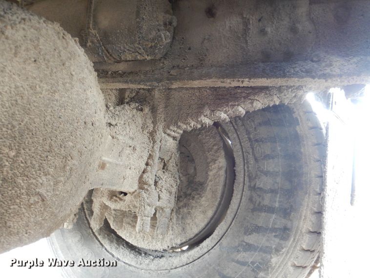 image for item DJ0448 1998 Ford F800  oil distributor truck