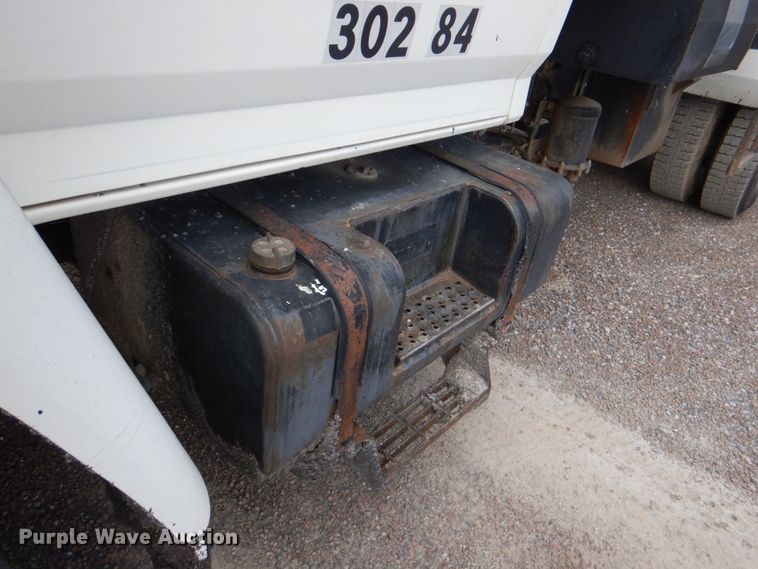 image for item DJ0448 1998 Ford F800  oil distributor truck