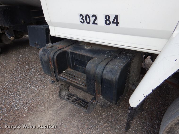 image for item DJ0448 1998 Ford F800  oil distributor truck