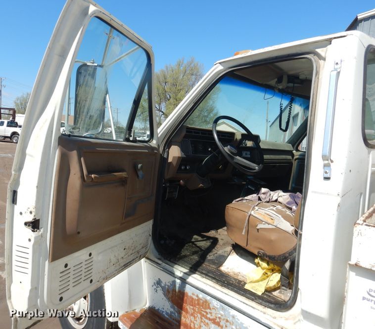 image for item DJ1209 1992 Ford F700  pot hole patcher truck