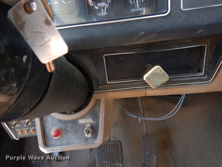 image for item DJ1209 1992 Ford F700  pot hole patcher truck