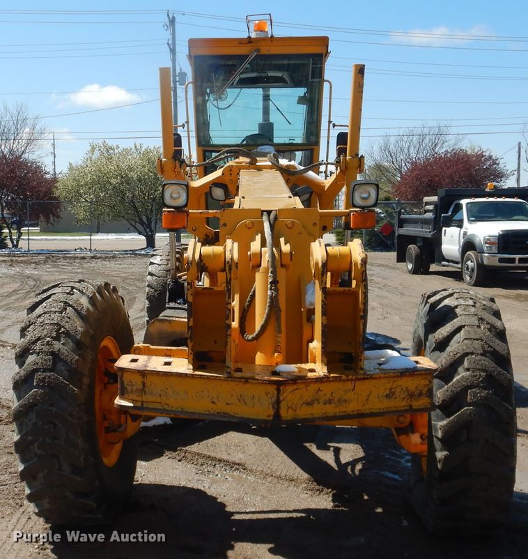 image for item DJ1211 1988 John Deere 670B  motor grader